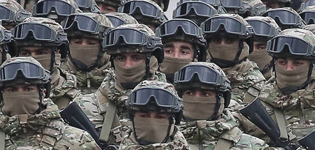 Militärparade der aserbaidschanischen Streitkräfte in Baku am 10...