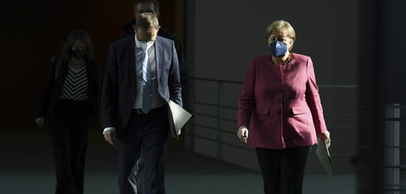 Bundeskanzlerin Angela Merkel (r., CDU) und Berlins Regierender ...