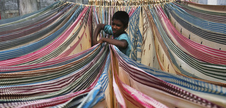 Ein Junge arbeitet in einer indischen Textilfabrik (Hyderabad, 3...