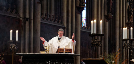 Bekommt Besuch von oben: Kardinal Rainer Maria Woelki im Kölner ...