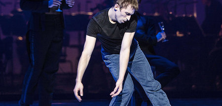 Jeans und schwarzes T-Shirt: Aleix Martínez tanzt Beethoven