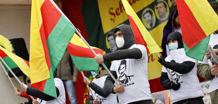 Demonstration gegen die türkische Invasion in Nordirak in Köln (...