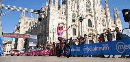 Macht sich Luft: Egan Bernal in Mailand (30.5.2021) Macht sich Luft: Egan Bernal in Mailand (30.5.2021)