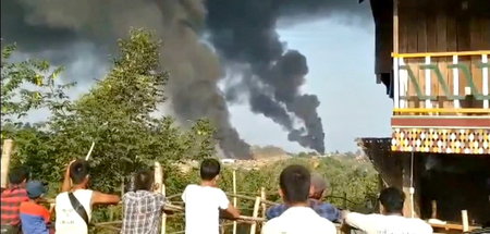 Rauch steigt auf über der Stadt Hkamti, Provinz Sagaing, nachdem...