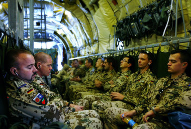 Transall-Truppentransporter der Bundeswehr kurz nach dem Start i... Transall-Truppentransporter der Bundeswehr kurz nach dem Start i...