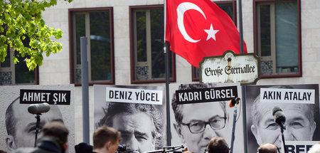 Demonstration für Pressefreiheit vor der türkischen Botschaft in...