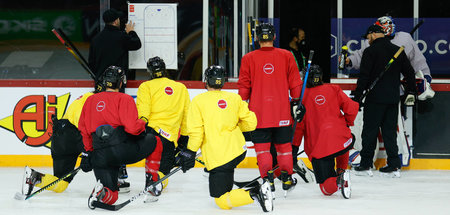 Noch drei Spiele bis zum Ziel: Das deutsche Eishockeyteam in Rig...