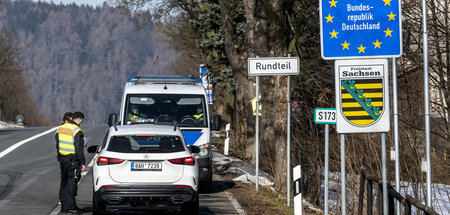 Deutsche Polizeibeamte kontrollieren ein Fahrzeug am tschechisch...