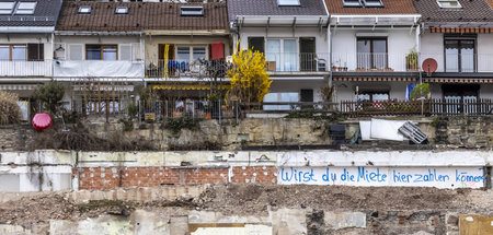 »Wirst du die Miete hier zahlen können?«: Graffito an einem Bauf...