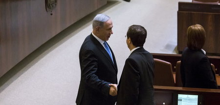 Isaac Herzog (r.), früherer Chef der Arbeitspartei, gratuliert N...