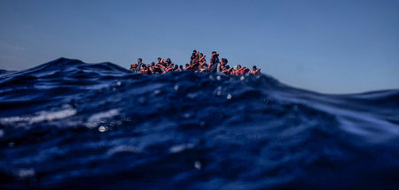 »Denkt ihr, die Flüchtlinge sind in Partyboote gestiegen / Mit d...