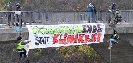 Klimaschutzaktivisten seilten sich bei einer Protestaktion in Dr...