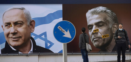 Wahlplakate von Nochpremier Benjamin Netanjahu (l.) und dem mögl...