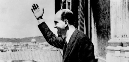 Prinz Umberto grüßt kurz nach Kriegsende im Mai 1945 in Rom. Ein...