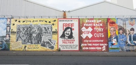 Solidarität weltweit: Ein Plakat zur Freilassung Peltiers in Bel... Solidarität weltweit: Ein Plakat zur Freilassung Peltiers in Bel...
