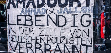 Anhaltende Anklage: Transparent erinnert an die in ihren Zellen ... Anhaltende Anklage: Transparent erinnert an die in ihren Zellen ...