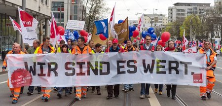 Beschäftigte im öffentlichen Dienst fordern Unterstützung der La... Beschäftigte im öffentlichen Dienst fordern Unterstützung der La...