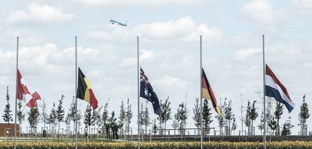 Flaggen in Amsterdam auf Halbmast bei Gedenken an den Flugzeugab...
