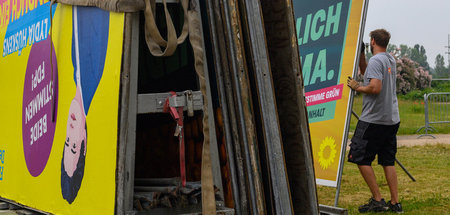 Einpacken in Sachsen-Anhalt: Abtransport von Wahlplakaten in Mag... Einpacken in Sachsen-Anhalt: Abtransport von Wahlplakaten in Mag...