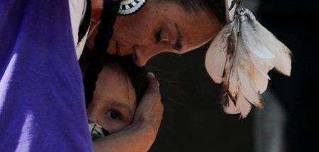 Einfach nur Trauer: Mutter und Tochter auf einer Demonstration n...