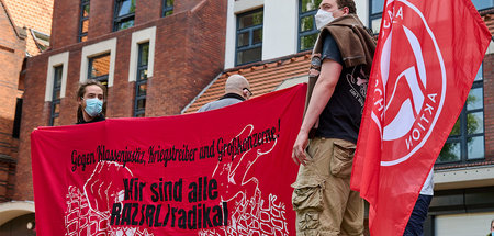 Vor dem Gerichtsgebäude zeigten sich etwa 50 Menschen solidarisc...