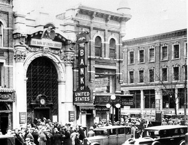 Wütende Kunden vor den geschlossenen Türen der Bank of United St...