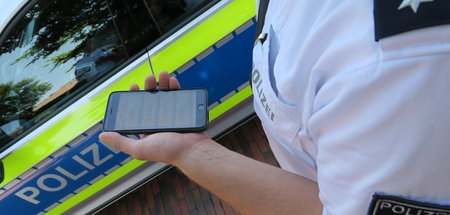 Polizist_mit_Smartph_58907880.jpg