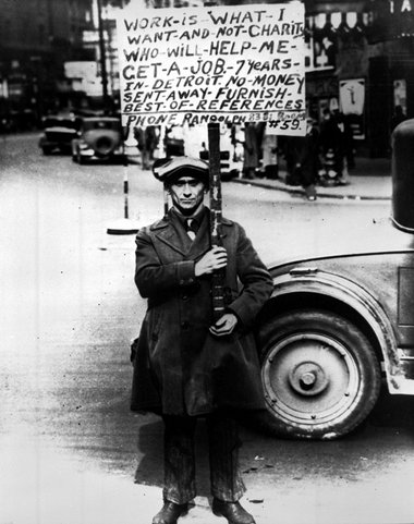 Aufschrift auf dem Schild: »Ich suche Arbeit, nicht Barmherzigke...