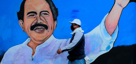 Nicaraguas Staatschef Daniel Ortega als Wandgemälde in Managua (...