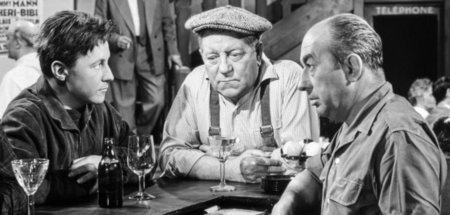 Der gutmütige Henri (Jean Gabin, M.) fühlt sich oft einsam: »Wie...
