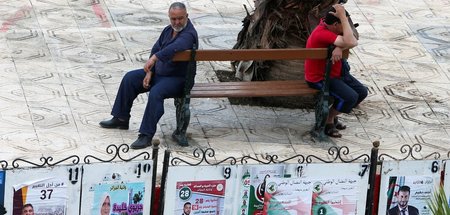 Wahlplakate werben auf den Straßen Algiers für Kandidaten (6.6.2...