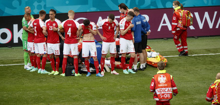 Die Kamera läuft: Das dänische Team schützt Christian Eriksen vo...