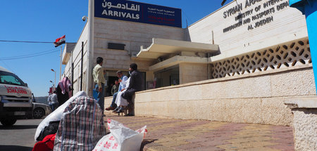 Syrer warten im August 2020 am Übergang Jdidat Yabus an der syri...