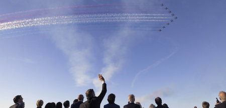 Flugshow der Royal Air Force am Sonnabend vor Teilnehmenden des ...