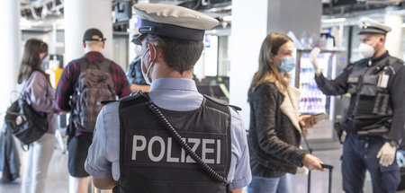 Kontrolle durch Angehörige der Bundespolizei an deutschem Flugha...