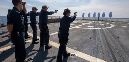 Schießübung auf dem Zerstörer »USS Roosevelt« im Rahmen des Manö...
