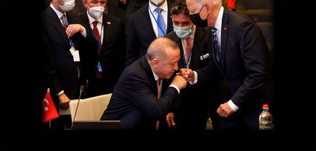 Ist im NATO-Hofzeremoniell so vorgesehen: Sultan Recep Tayyip Er...