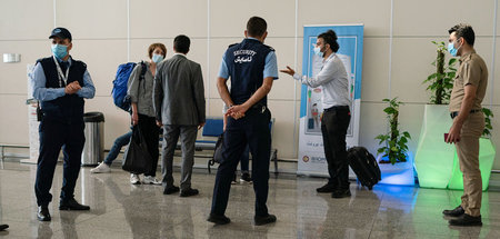 Zwei Delegationsmitglieder werden auf dem Flughafen Erbil festge...