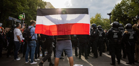 Sogenannte Querdenker und Reichsbürger: Die schwarz-weiß-rote Fl...