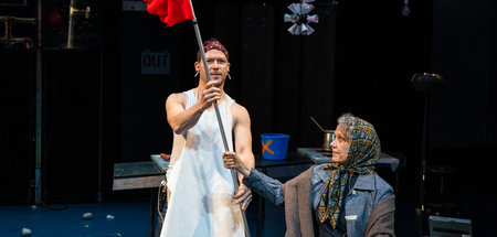 Klassischer Brecht: »Die Mutter« (Kate Valk, r., mit Ari Fliakos...