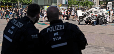 Rechte Polizisten tuscheln gerne (Demonstration in Frankfurt am ...
