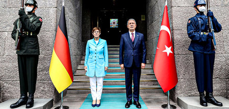 Der türkische Verteidigungsminister Hulusi Akar mit Annegret Kra...
