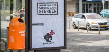 Kreativer Protest: Adbusting-Plakate kritisieren die Bundeswehr ...