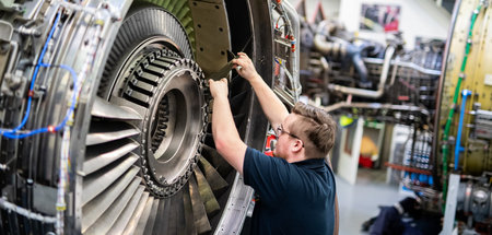 Lufthansa will bei Wartungsarbeiten sparen: Arbeit am Triebwerk ...