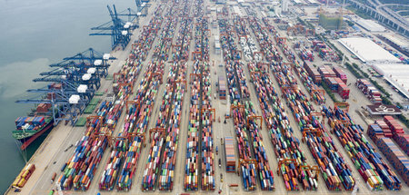 Im Hafen Yantian stapeln sich wegen der Coronapandemie die Conta... Im Hafen Yantian stapeln sich wegen der Coronapandemie die Conta...