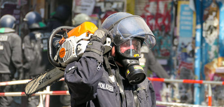 Mit der Kettensäge öffneten die Polizeibeamten die Tür der Rigae...