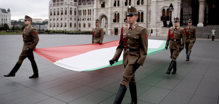 Viktor Orban und seine Partei Fidesz inszenieren die Einweihung ...