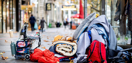 Habseligkeiten eines Obdachlosen in der Innenstadt von Hannover 