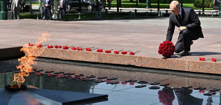 Wladimir Putin am Grabmal des Unbekannten Soldaten in Moskau (22...