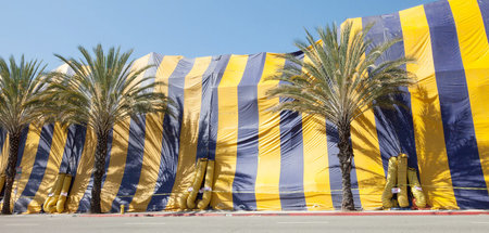 Tarapaulins umschließen Gebäude zur Schädlingsbekämpfung, einges...